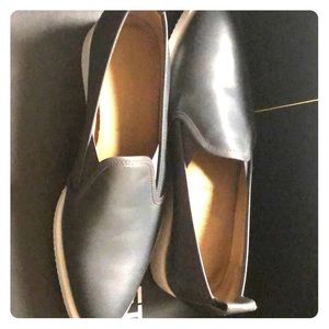 Everlane The Leather Street Shoe in grey.